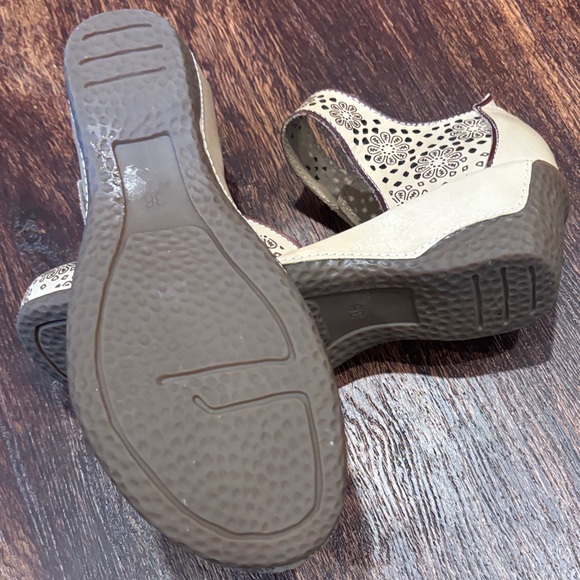 L.Artiste ,American beige Elegant Floral Mary Jane Heels - Picture 5 of 8